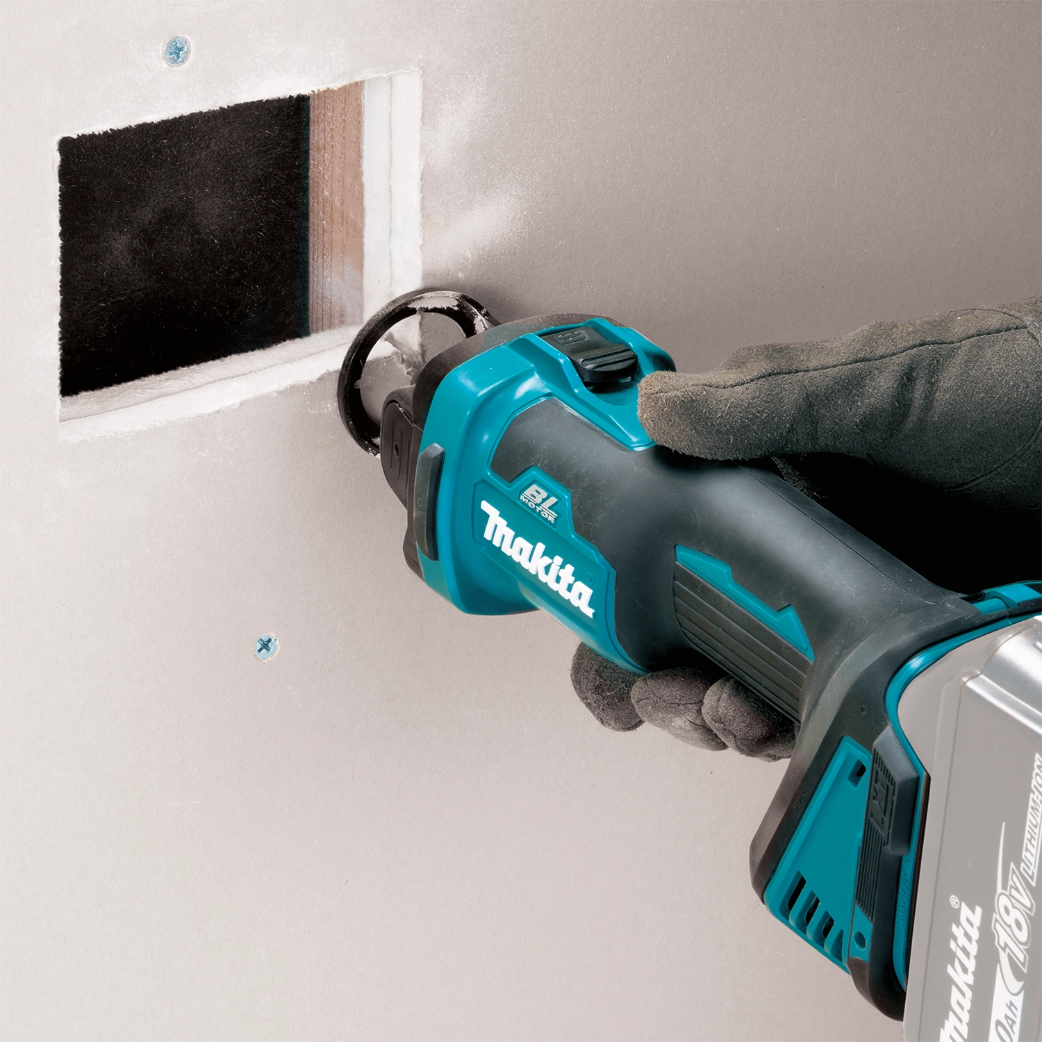 cut-out made in drywall using makita xoc02z tool showing clean and precise finish

