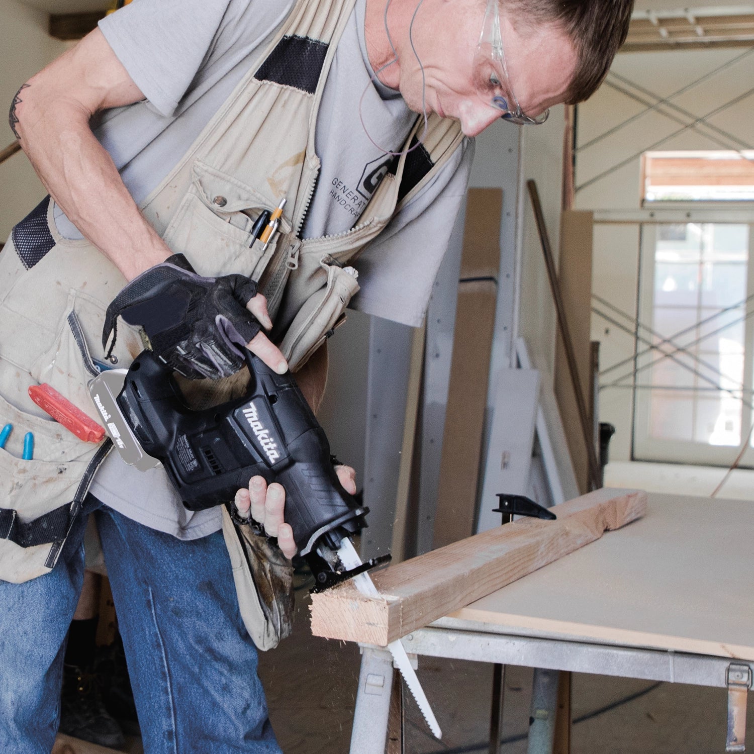 makita xrj07zb saw cutting through wood with clean, fast performance
