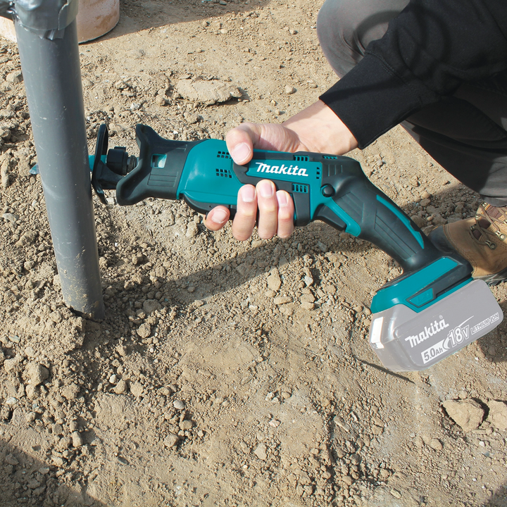 cutting through metal pole using makita 18v lxt compact recipro saw
