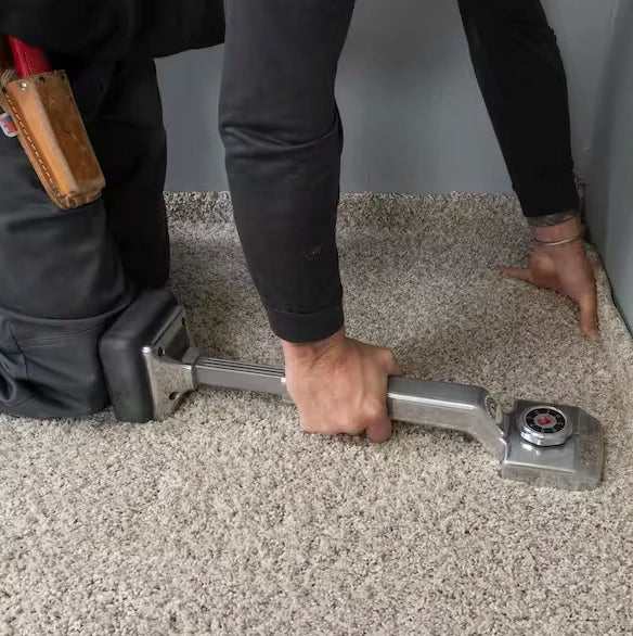 Deluxe Knee Kicker in action during professional carpet installation
