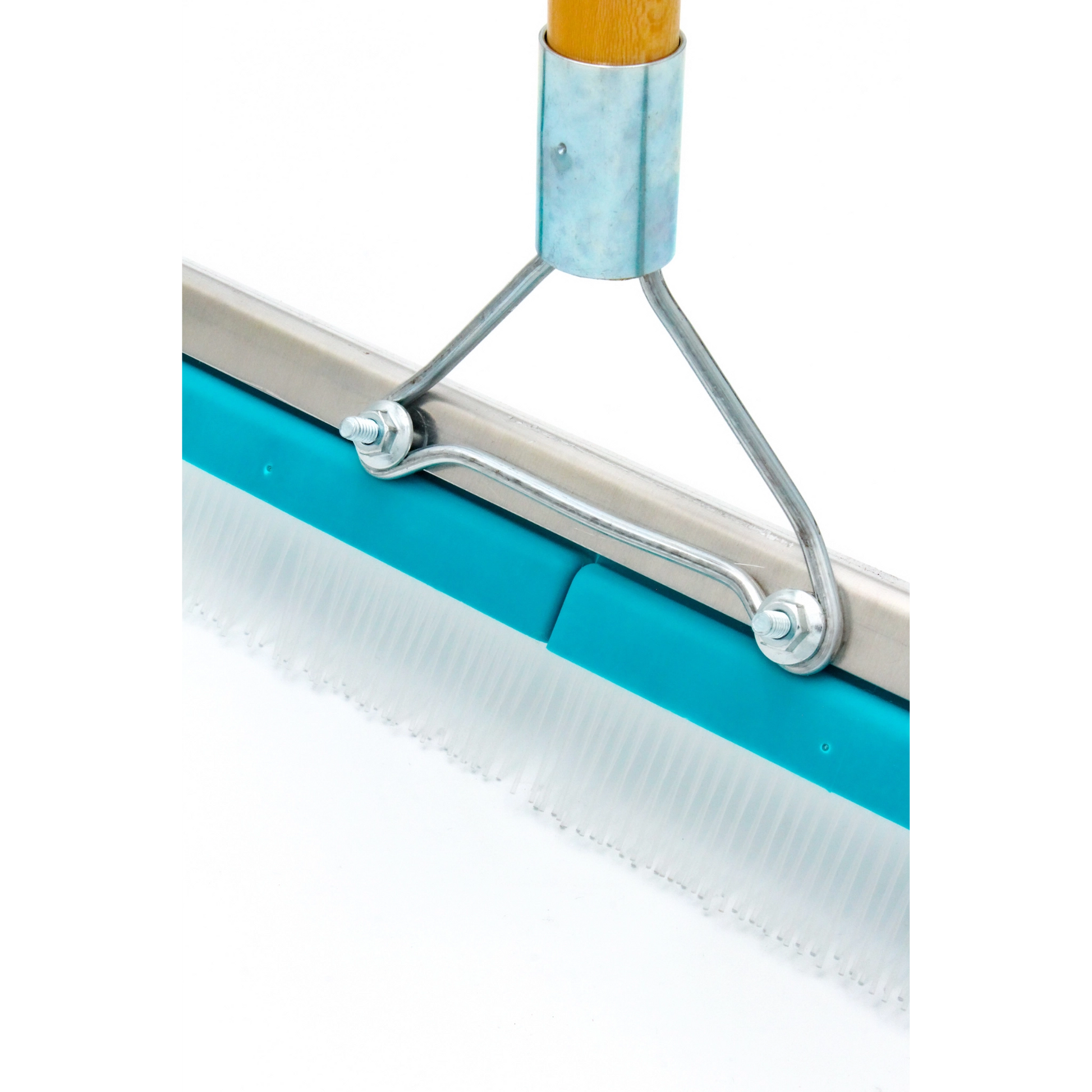 centered front view of grandi groom rake head aligned straight

