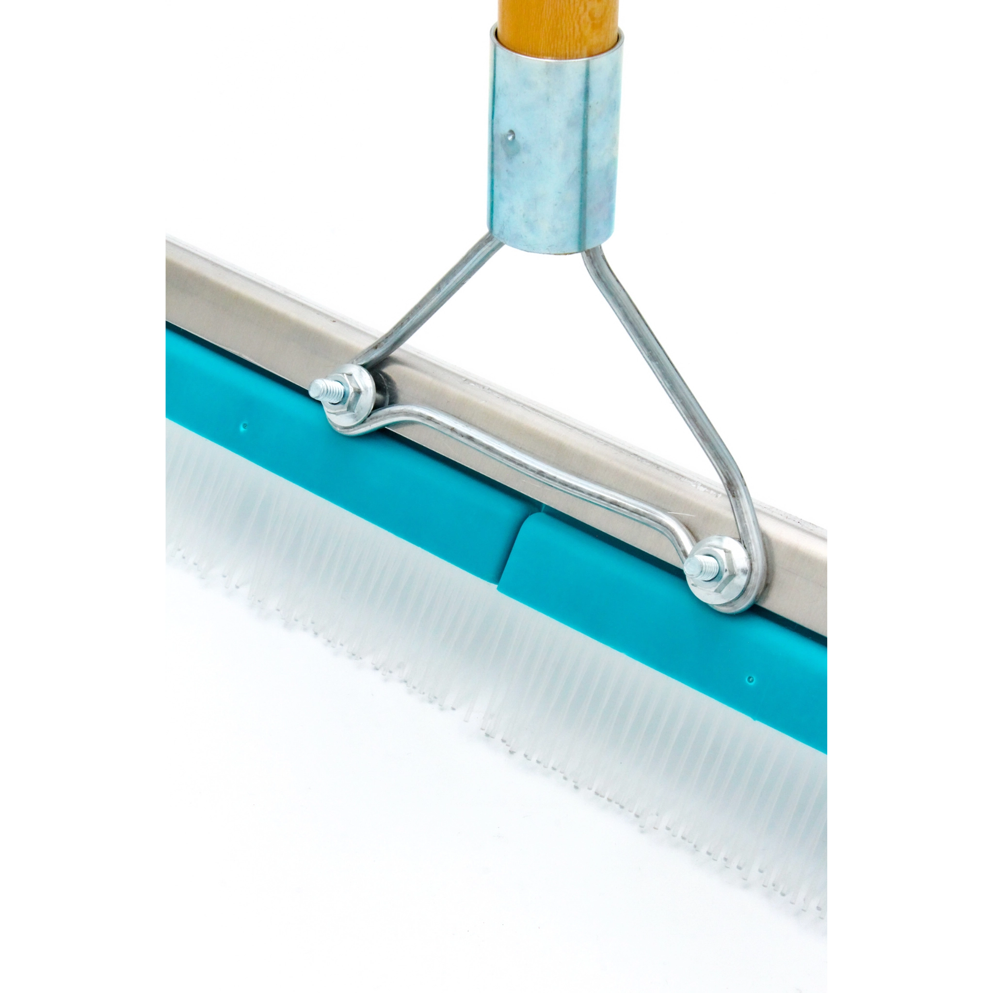 centered front view of grandi groom rake head aligned straight
