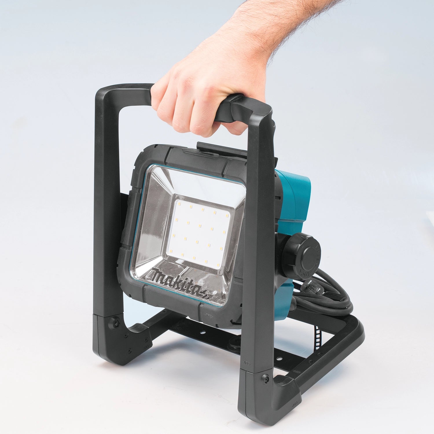 ergonomic handle of makita led work light for easy transport
