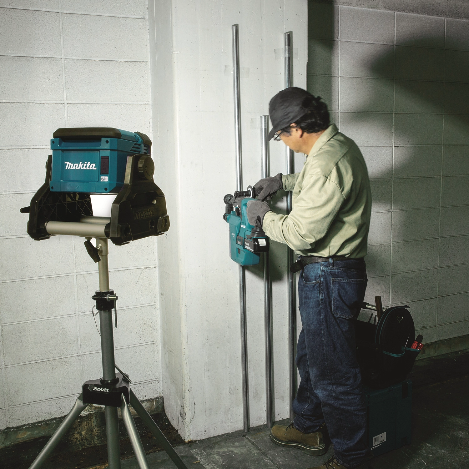 makita dml811 led work light in use inside residential house for renovation work
