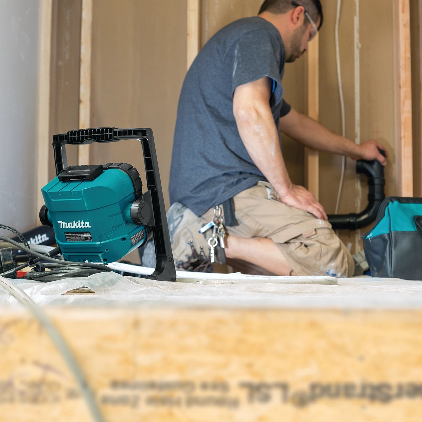 makita led work light in action during night or low-light conditions
