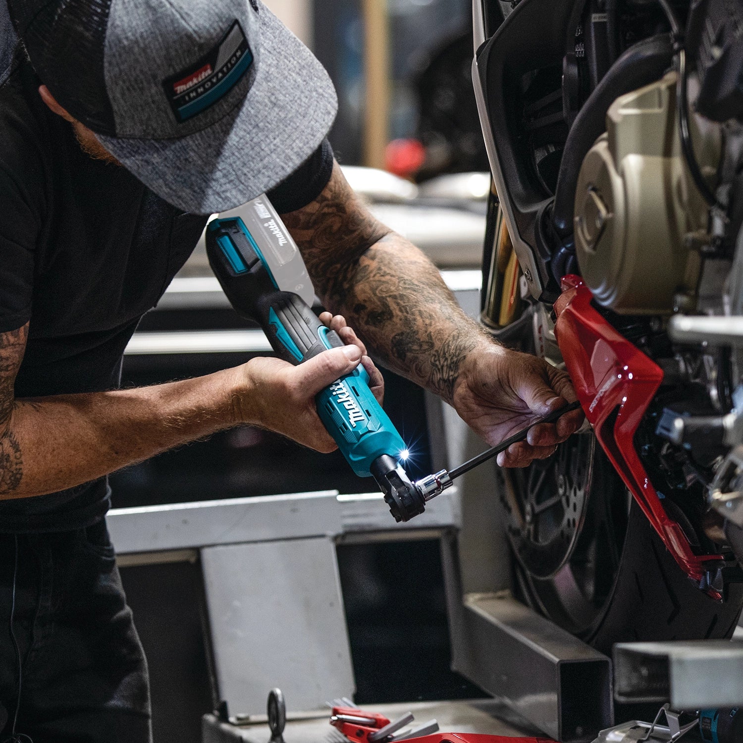 makita xrw01z ratchet tool used on construction site for fastening metal parts
