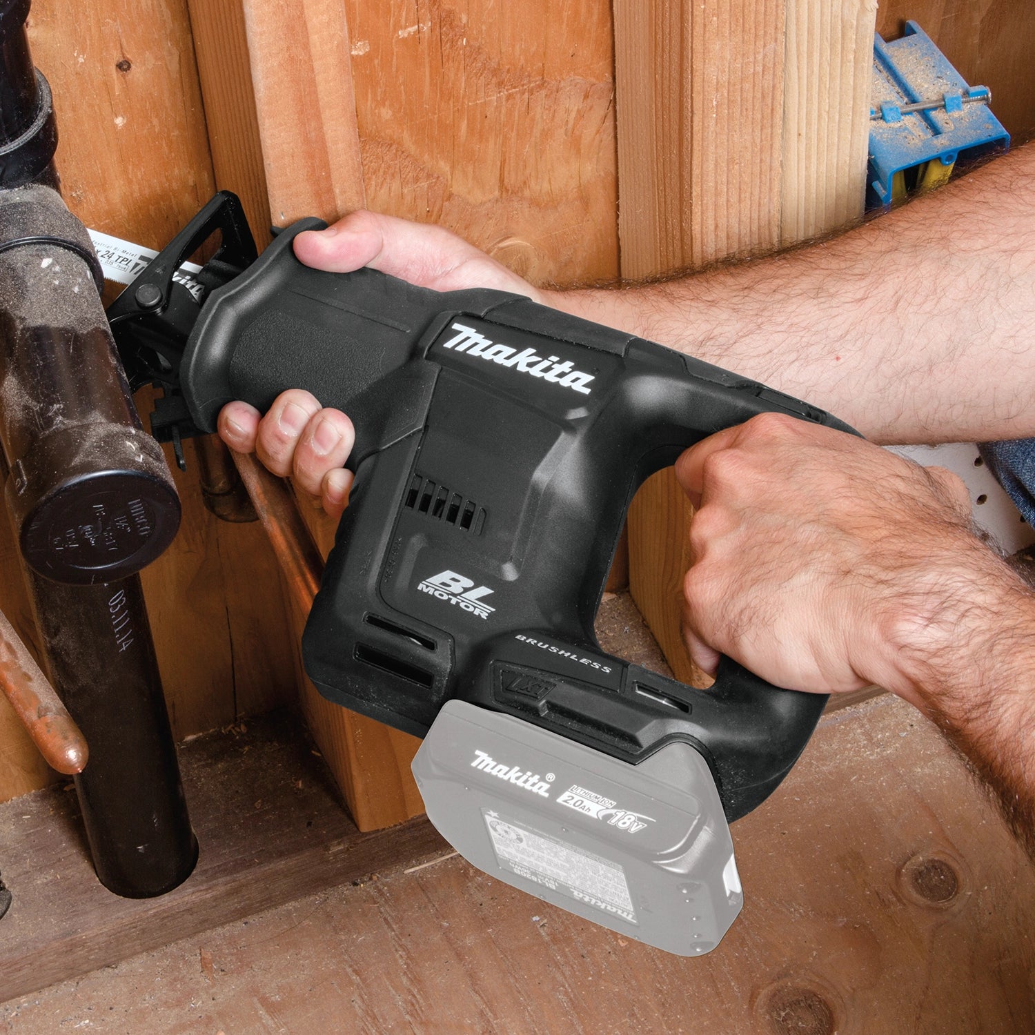 makita xrj07zb in use cutting wood with high speed and ergonomic control

