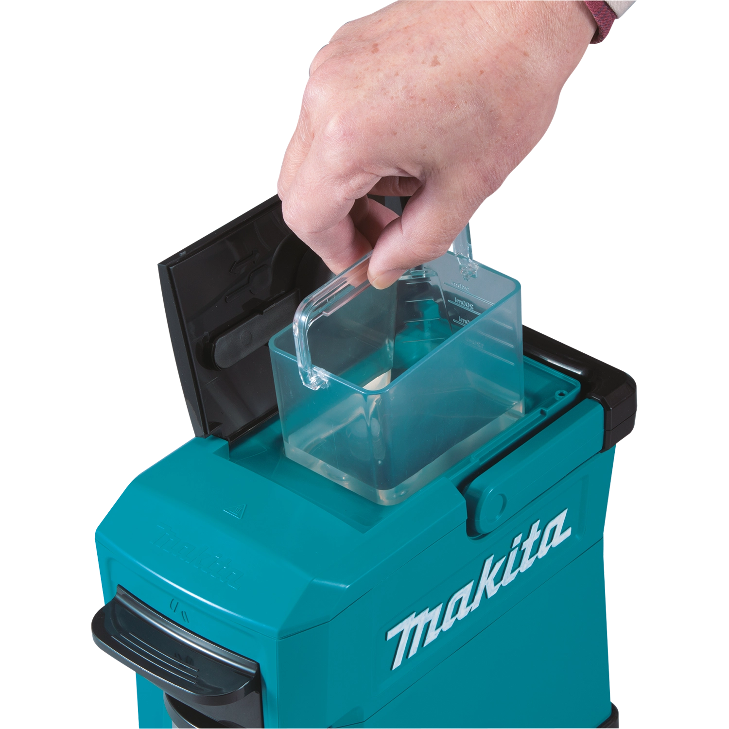 inserting water into makita cordless coffee maker using included measuring cup

