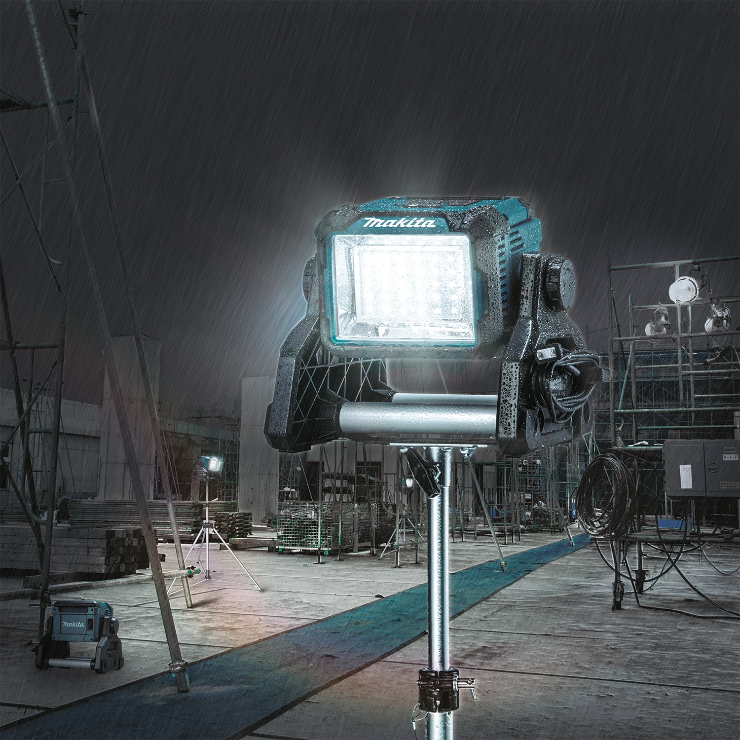 makita dml811 work light on site providing bright light in dark conditions
