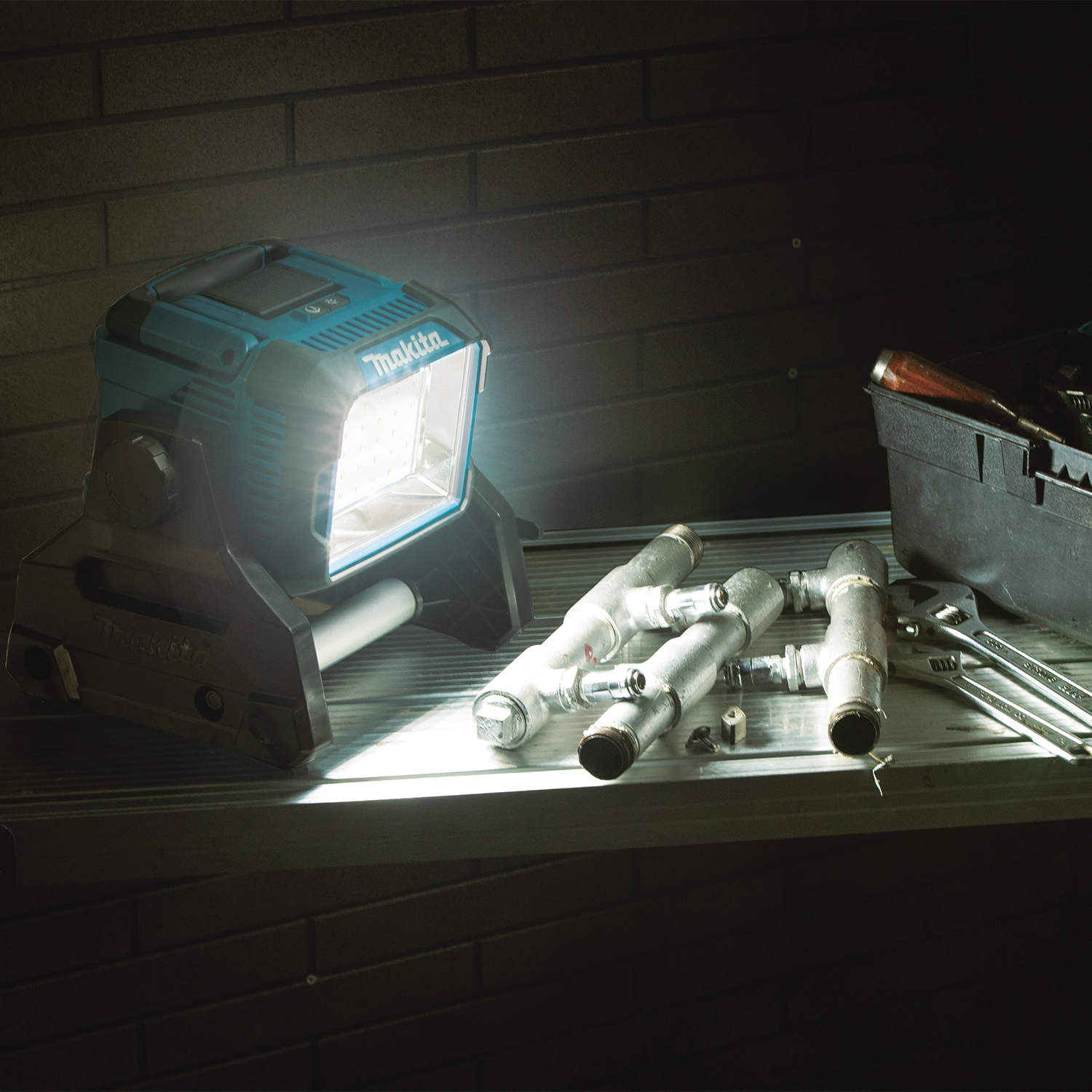 second image of makita dml811 led work light in use on active job site
