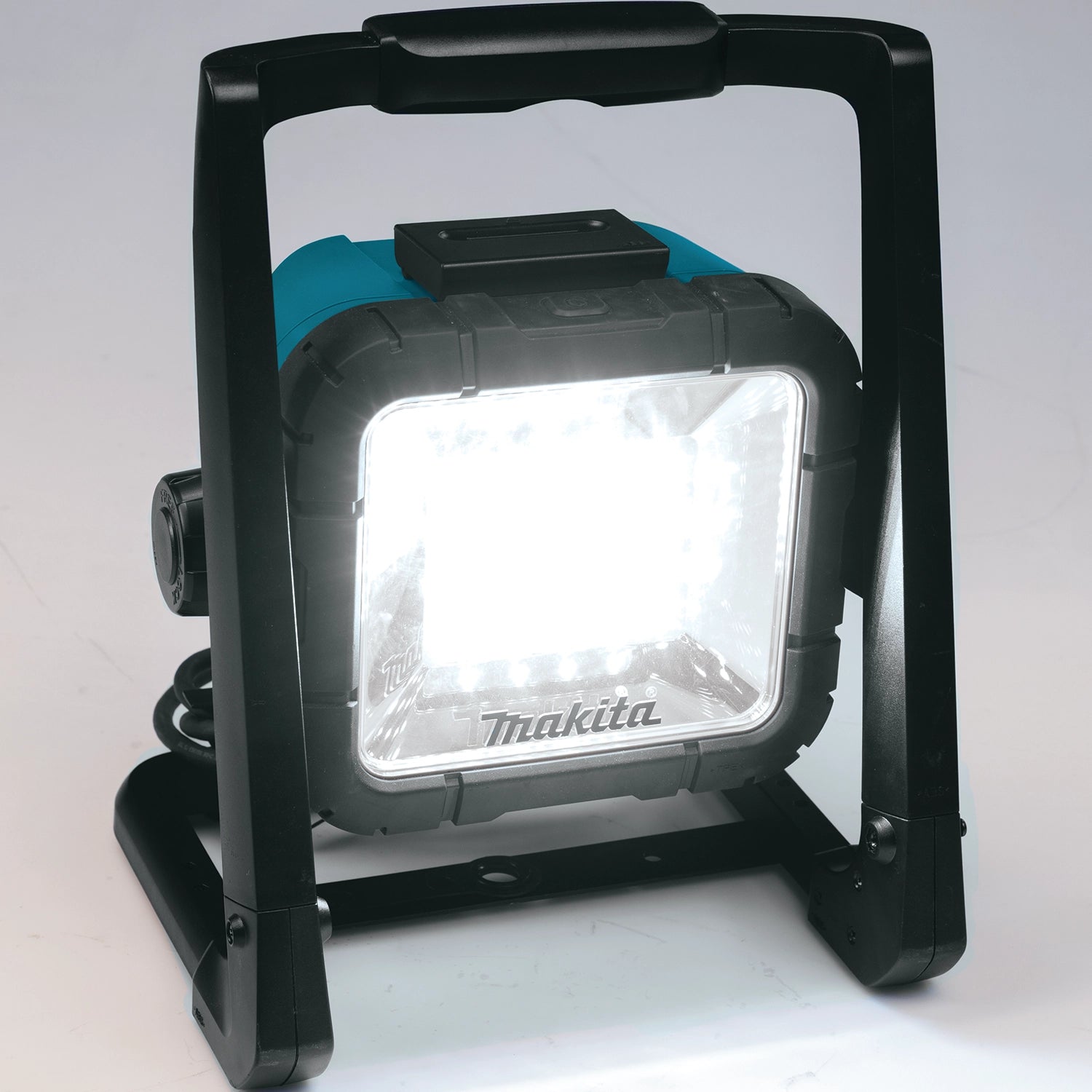 right angle of makita 18v lxt led work light showing adjustable head position
