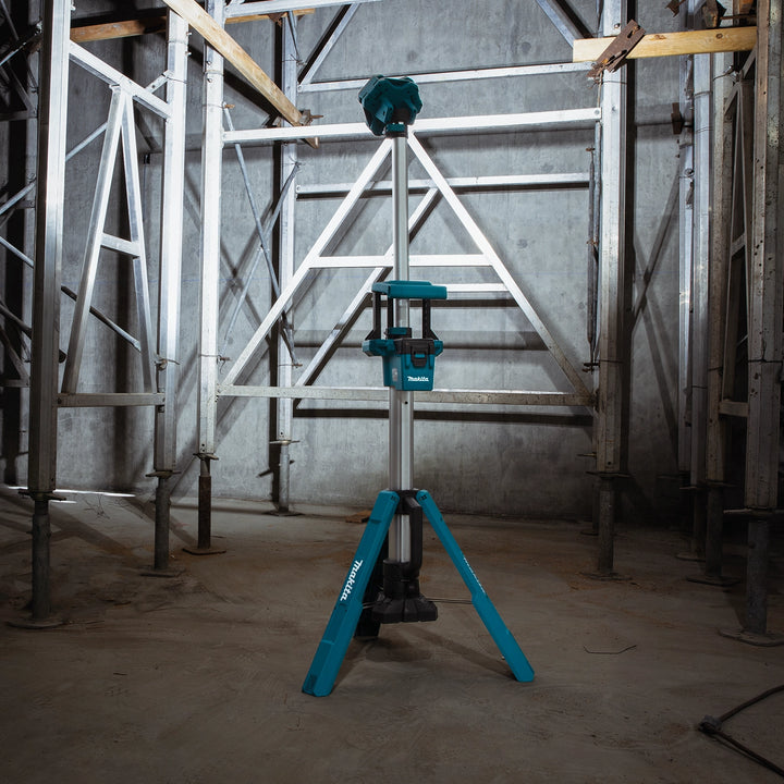 makita 18v lxt tower work light providing bright job site lighting
