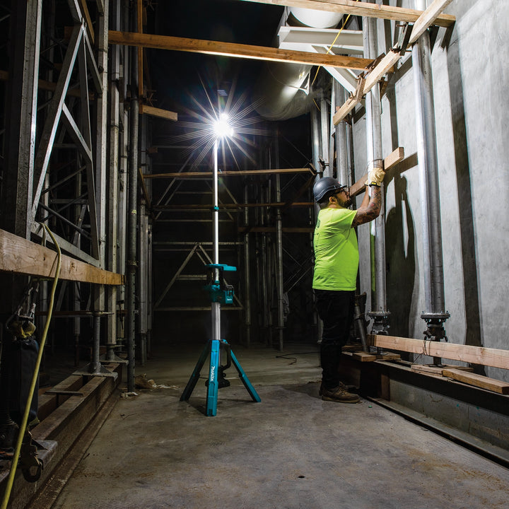 makita 18v lxt tower work light lighting up outdoor site at night
