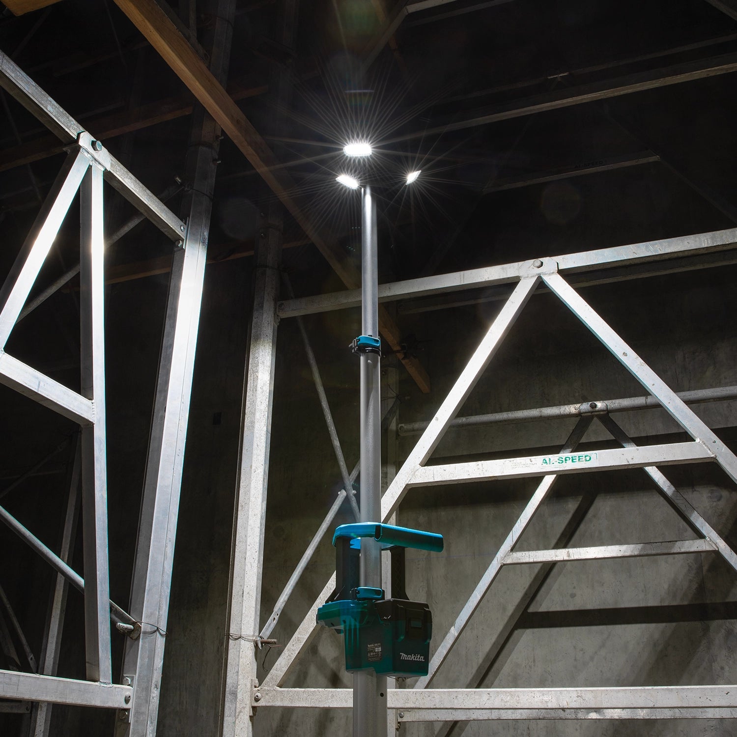 makita tower work light lighting up large site with multiple adjustable led heads
