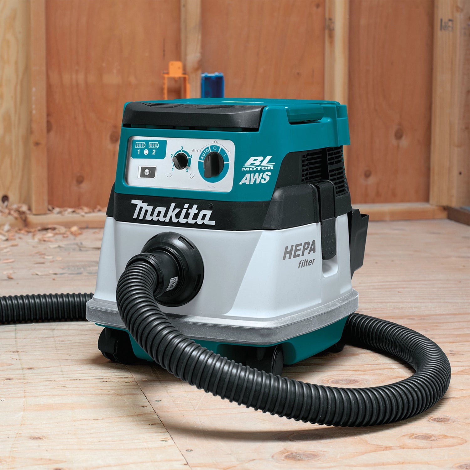 makita 36v dust extractor with hose attached in ready-to-use vacuum configuration
