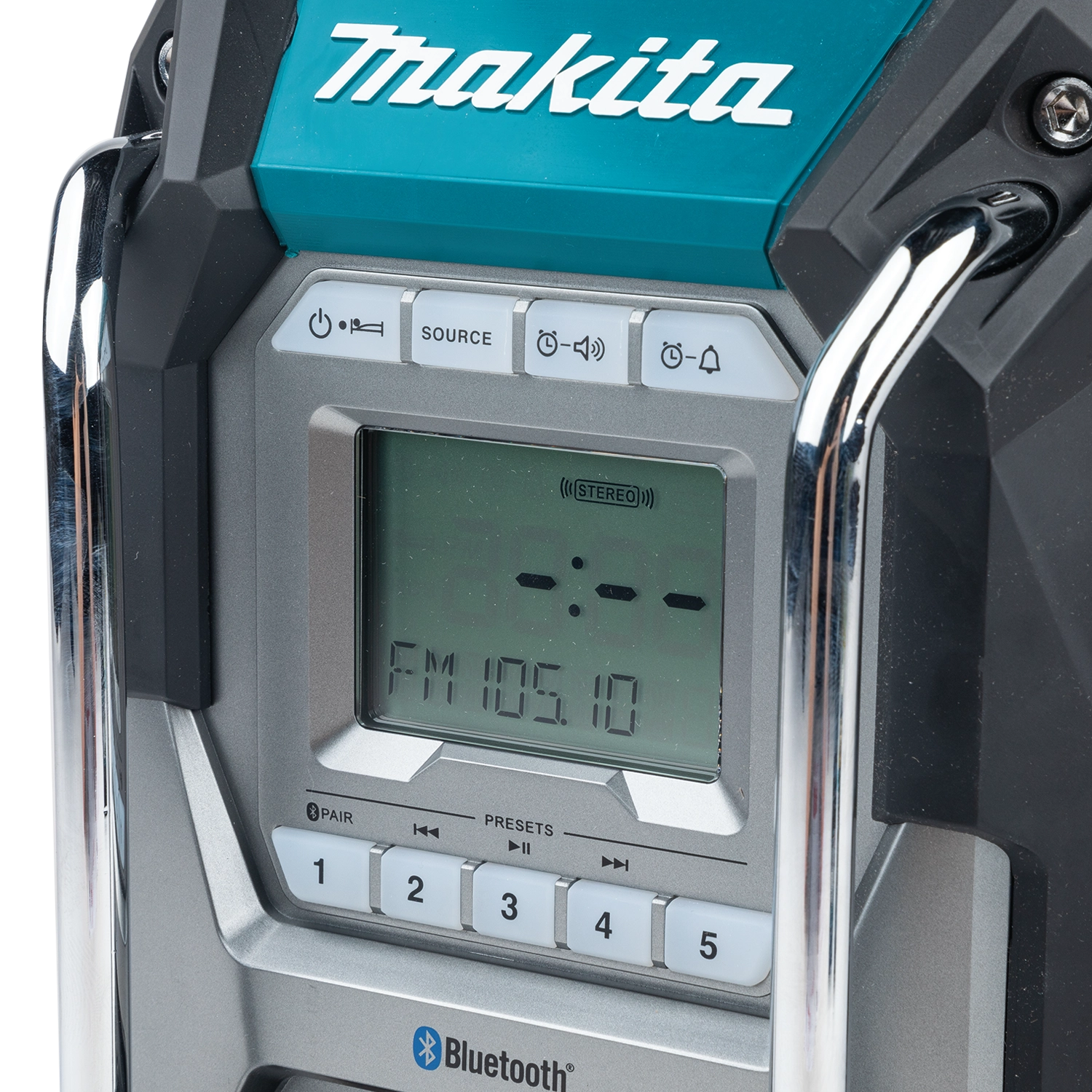 makita job site radio lcd screen close-up showing station and battery level
