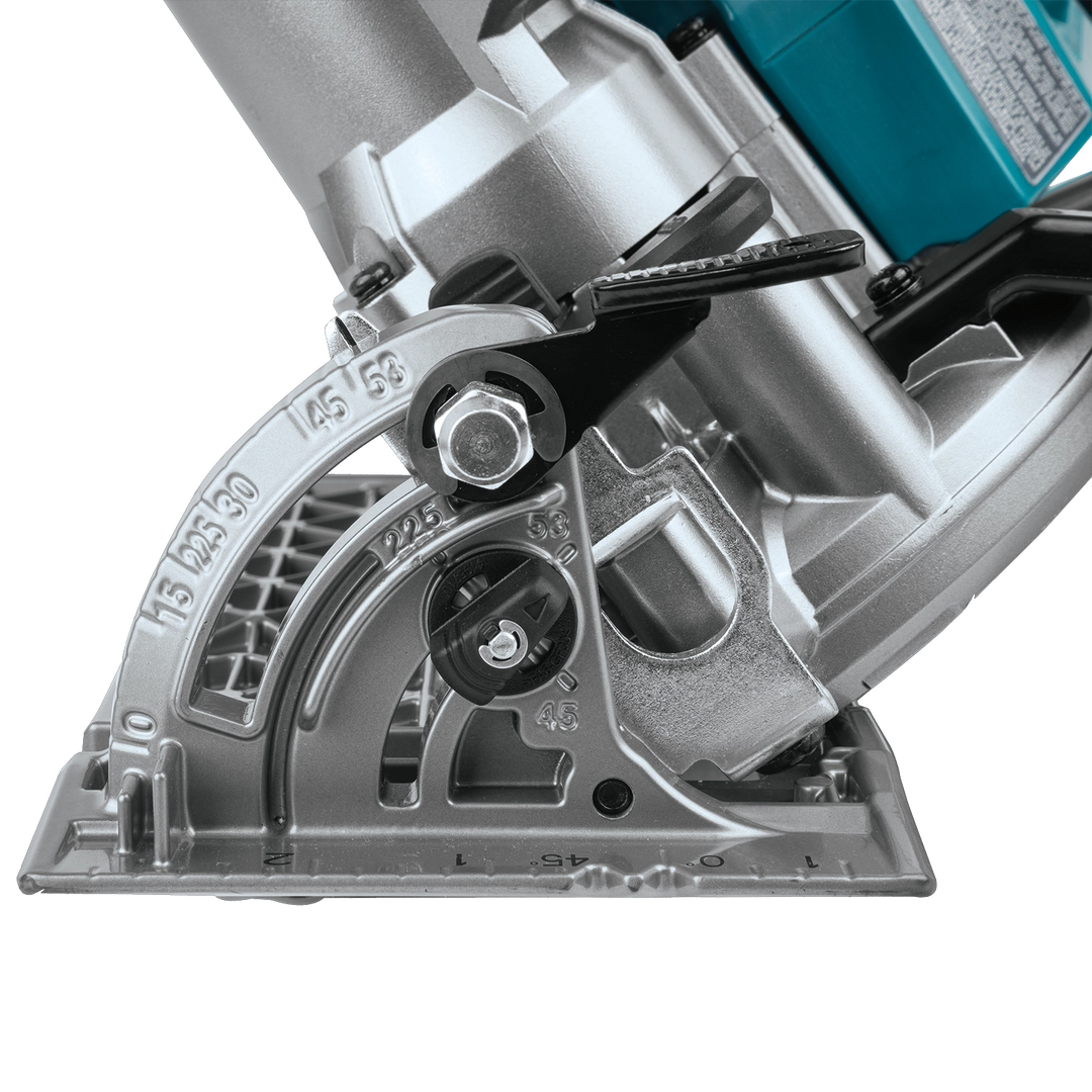 makita carbide-tipped 7-1/4 inch blade attached to 40v right-hand saw
