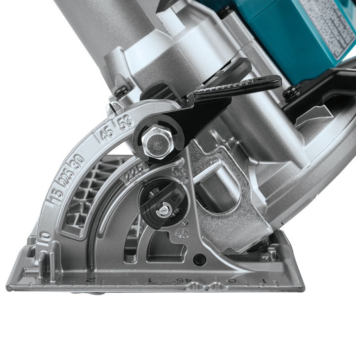 makita carbide-tipped 7-1/4 inch blade attached to 40v right-hand saw
