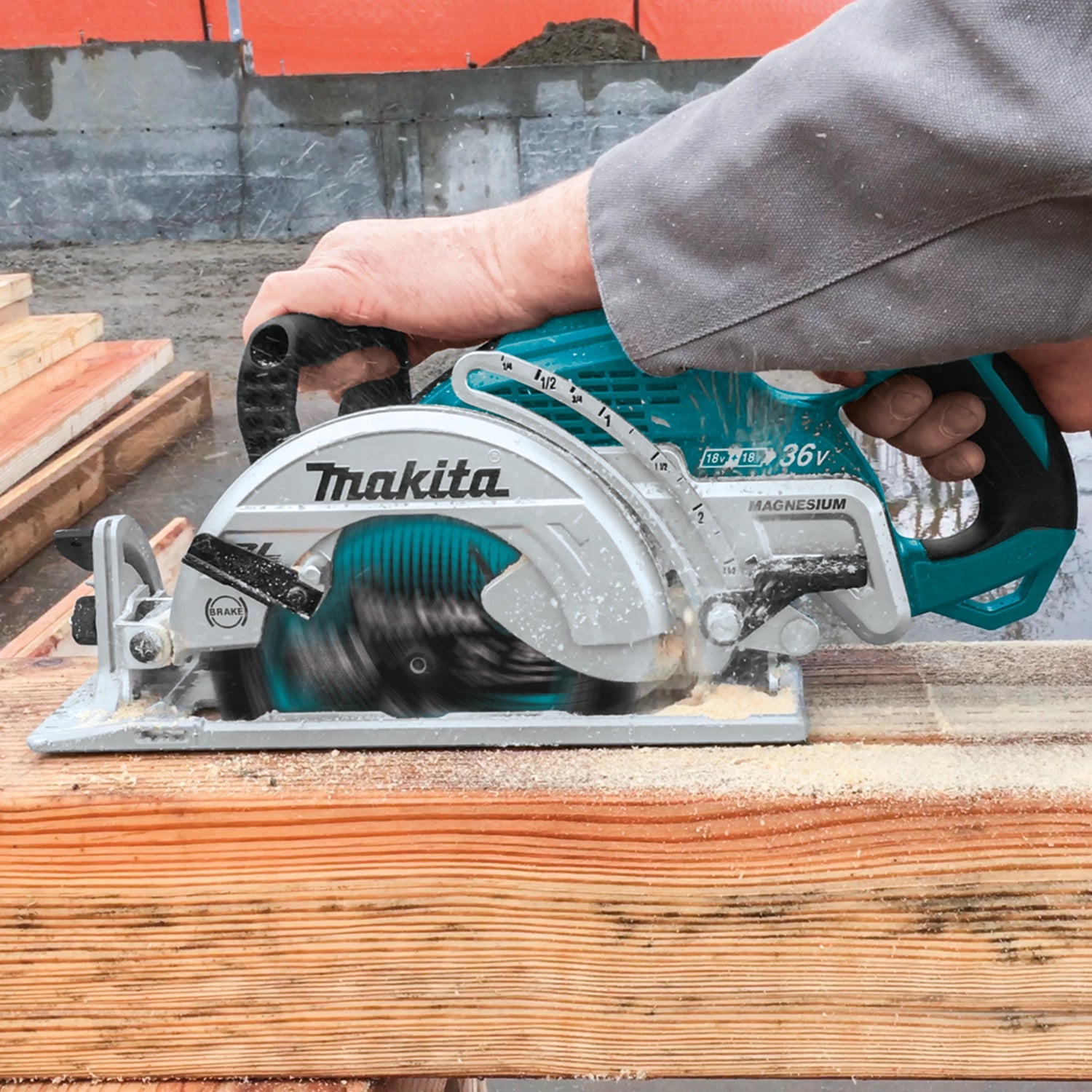 makita saw cutting wood using 24t circular blade
