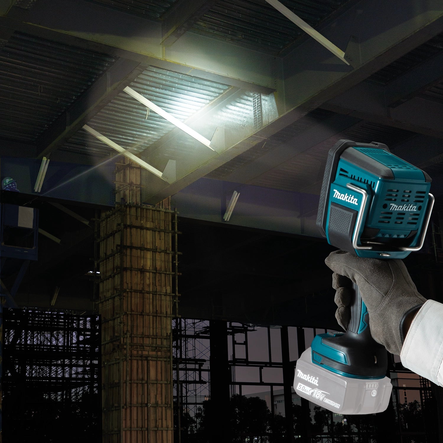 Worker using Makita DML812 for lighting in a dark environment

