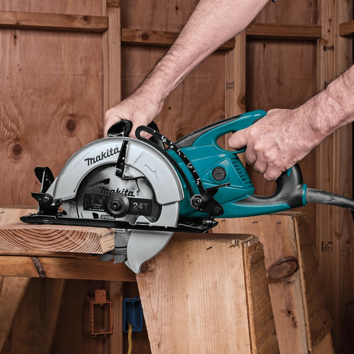 Makita Hypoid Saw cutting wood with minimal resistance

