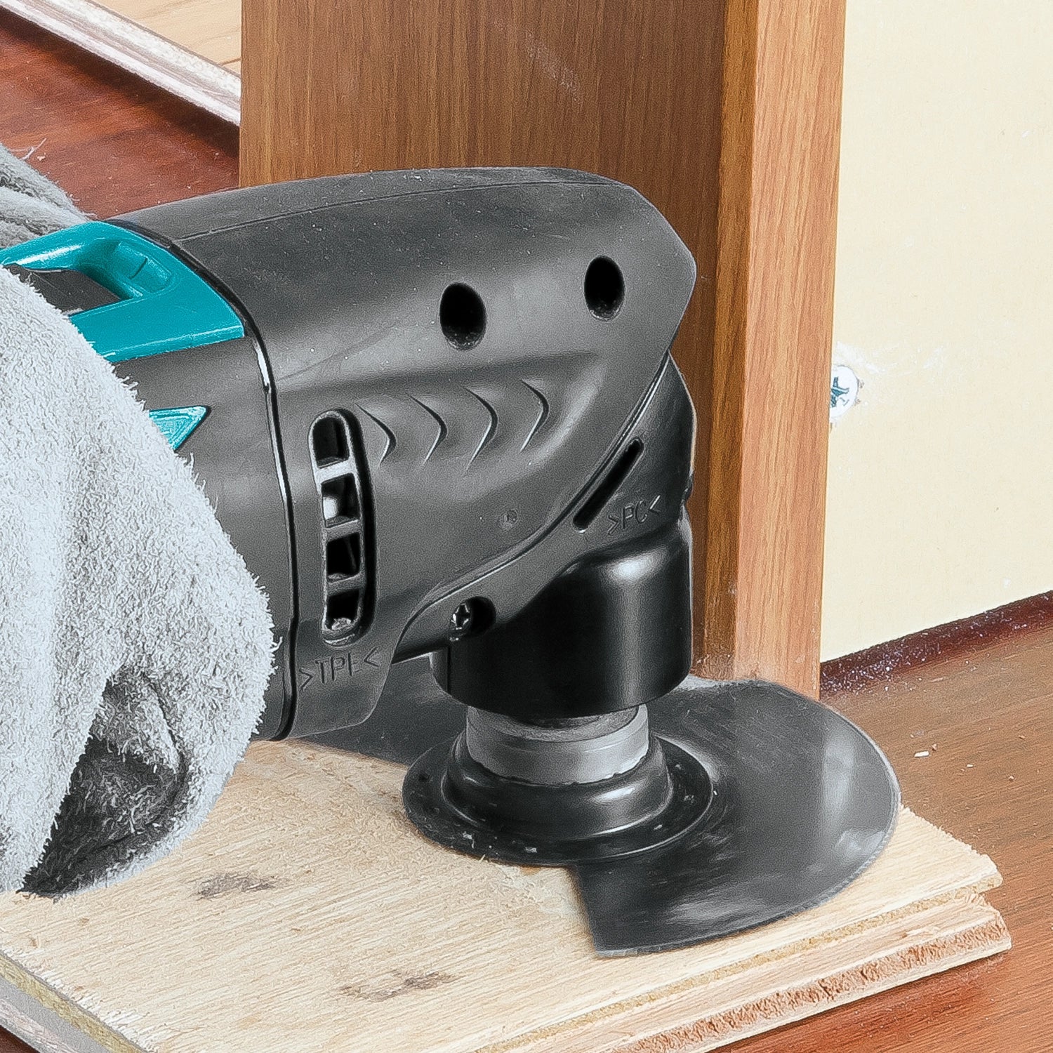 makita starlock segmented blade in use cutting drywall with oscillating multi-tool
