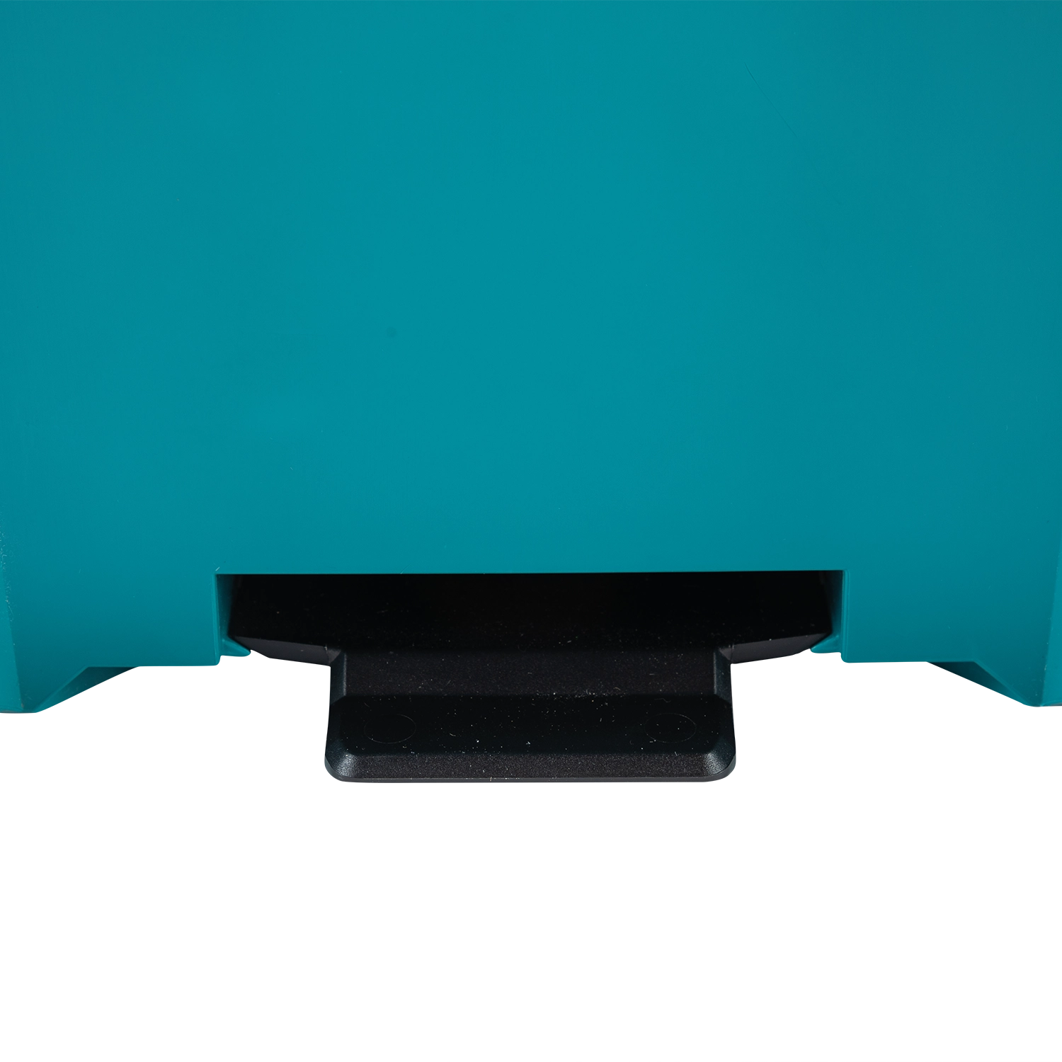 Close-up of Makita T-90021 large glove-friendly latch for secure closure
