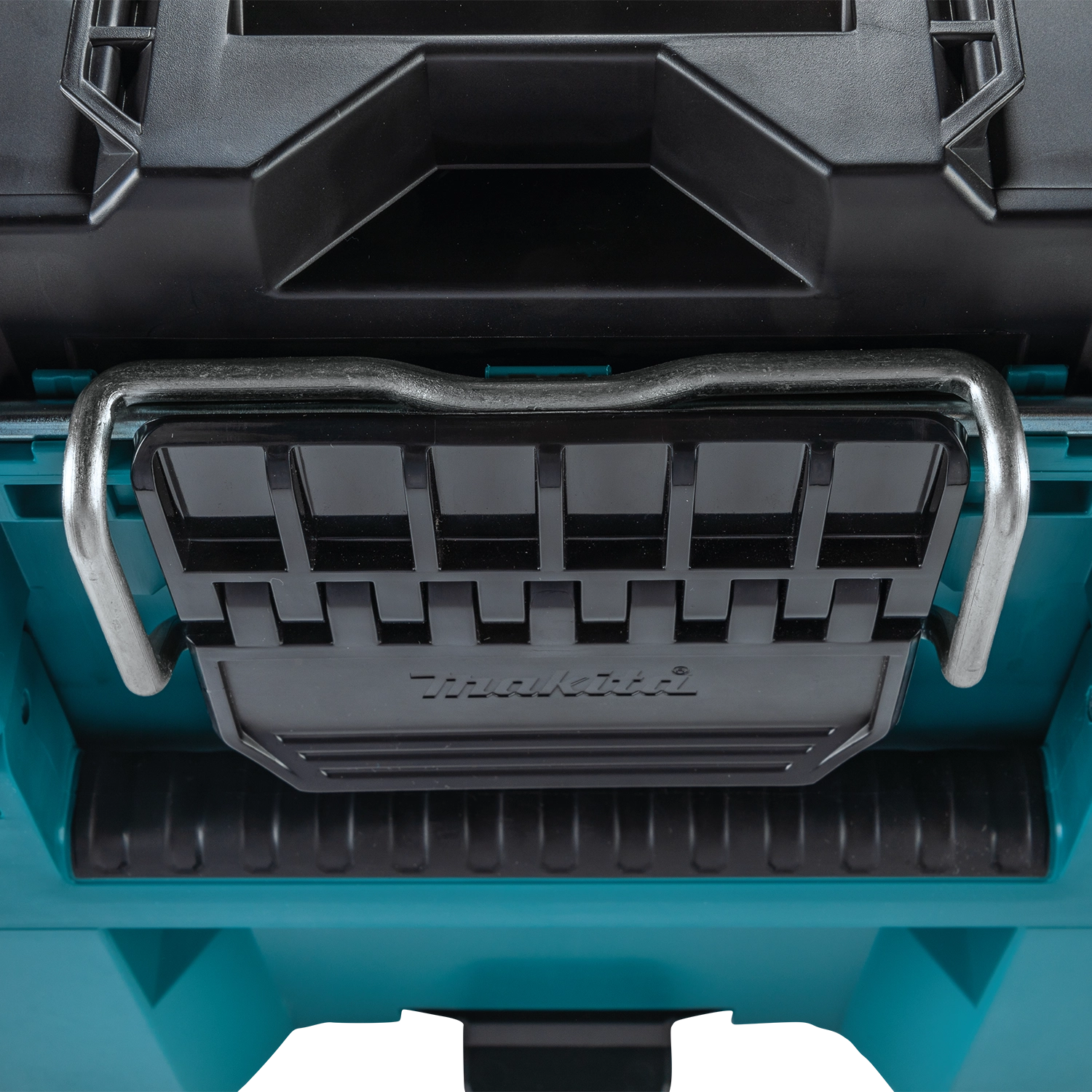 Close-up of Makita T-90021's durable metal latch designed for glove-friendly use and secure locking
