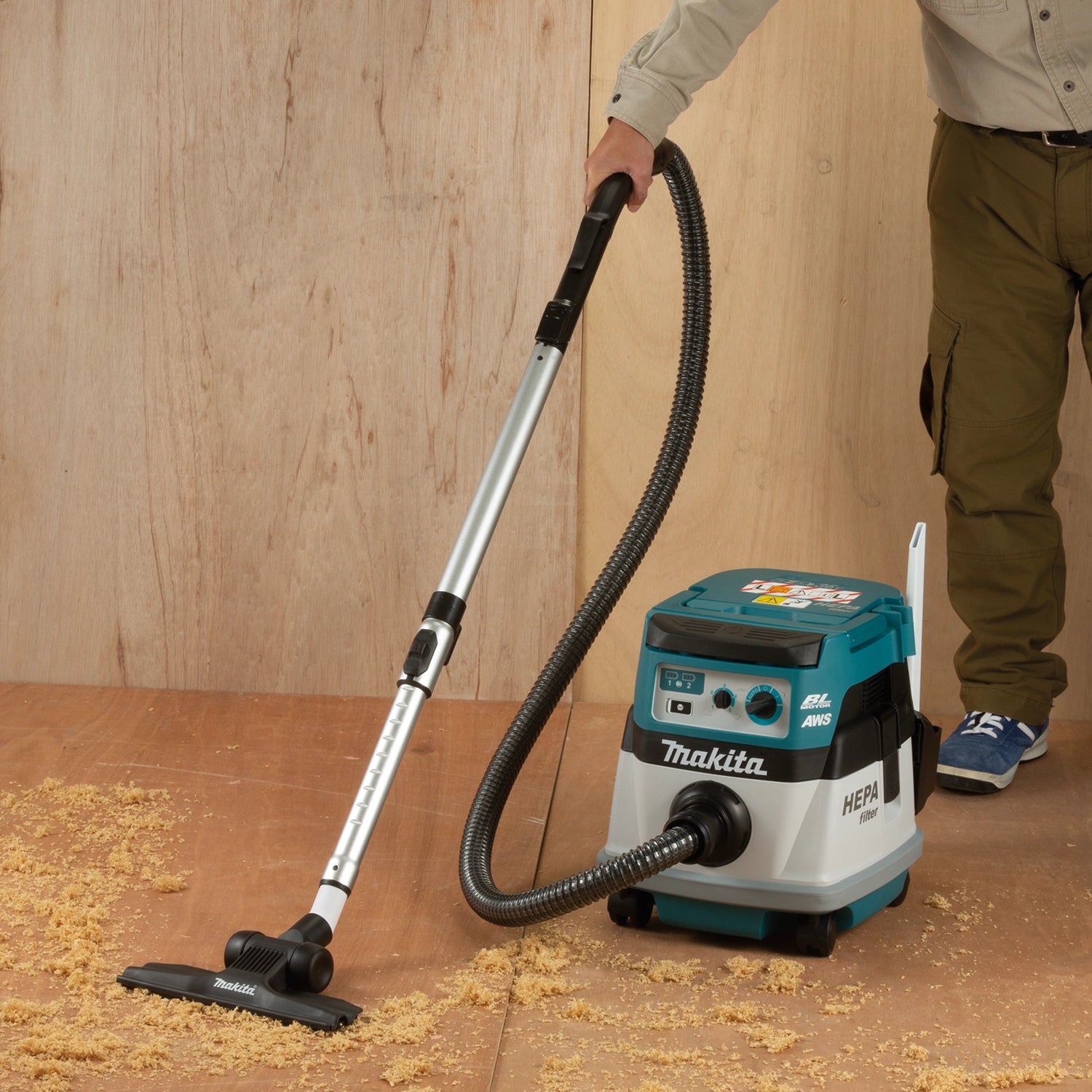 makita 36v dust extractor in use collecting dust during sanding application
