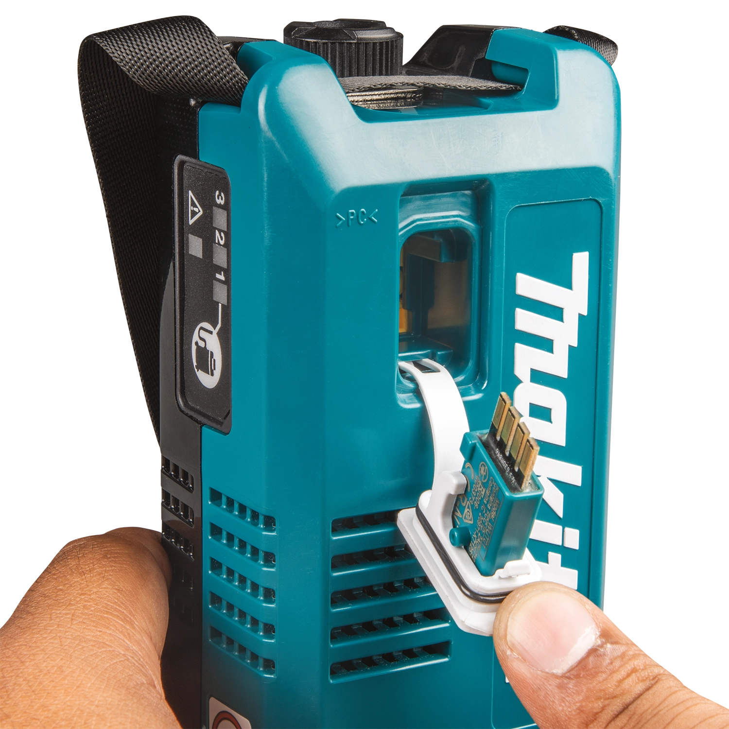 Makita WUT02U adapter showing battery charge and connection status
