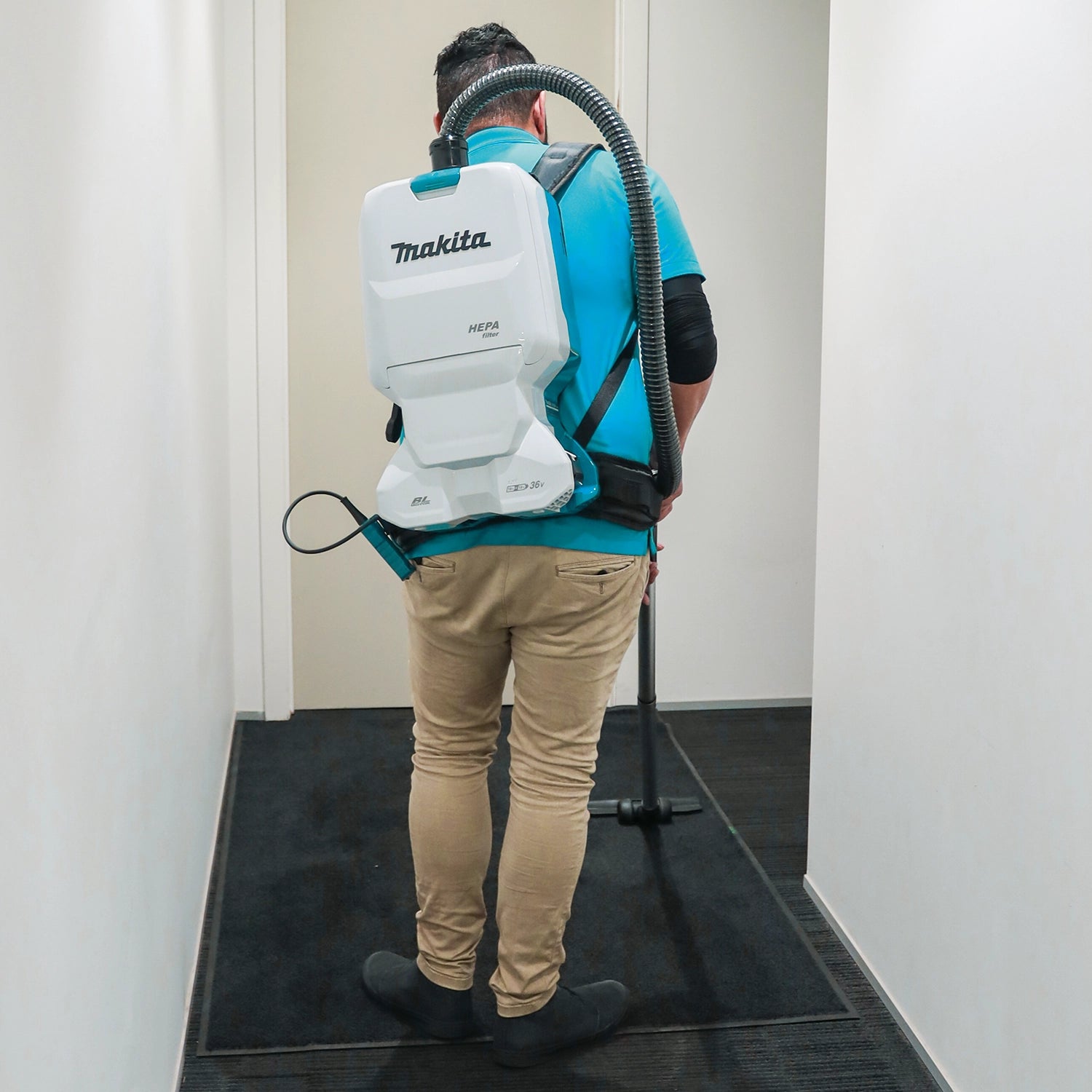 makita xcv17pg vacuum in use on construction jobsite cleaning fine debris
