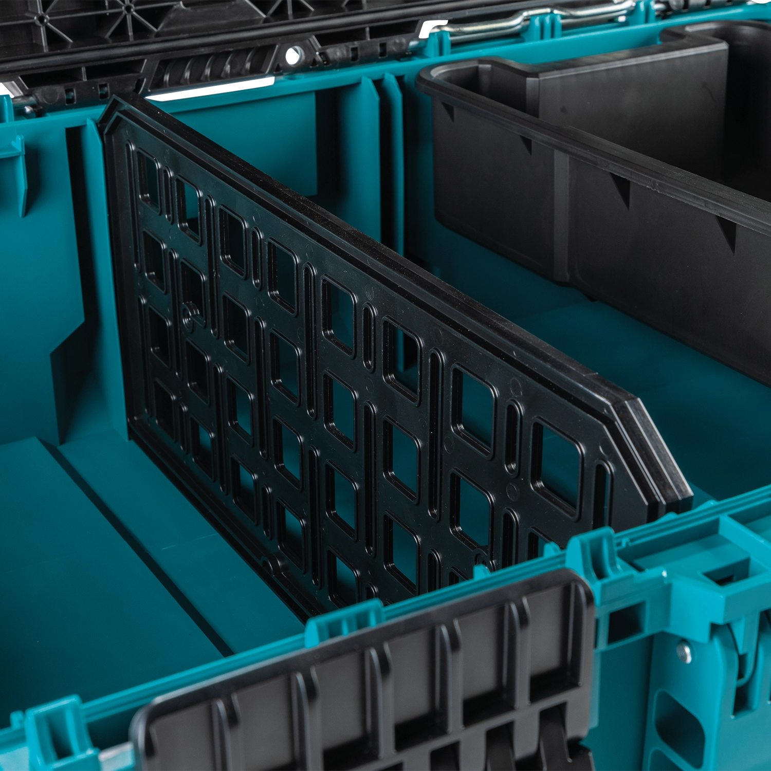 Removable and adjustable dividers inside MAKTRAK container
