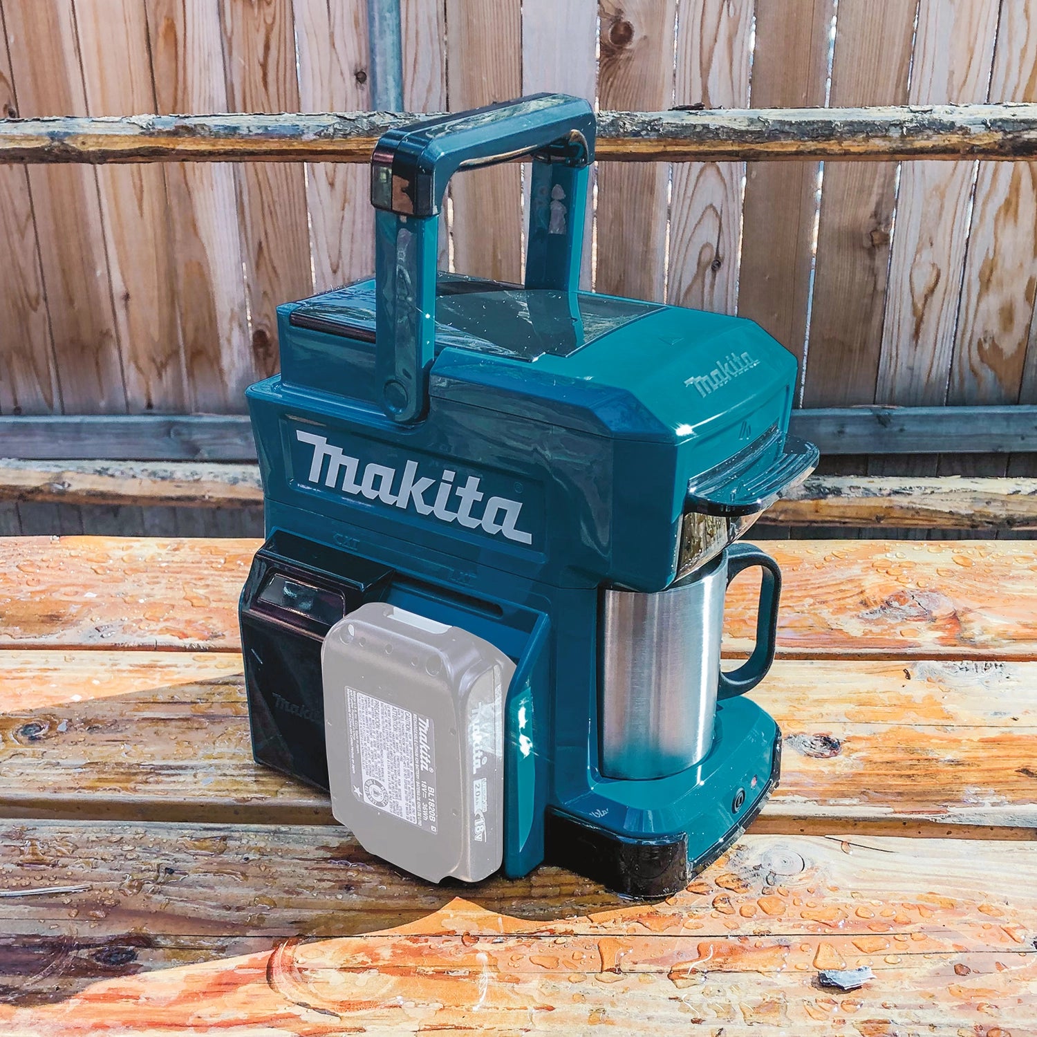 makita cordless coffee maker brewing coffee on outdoor job site
