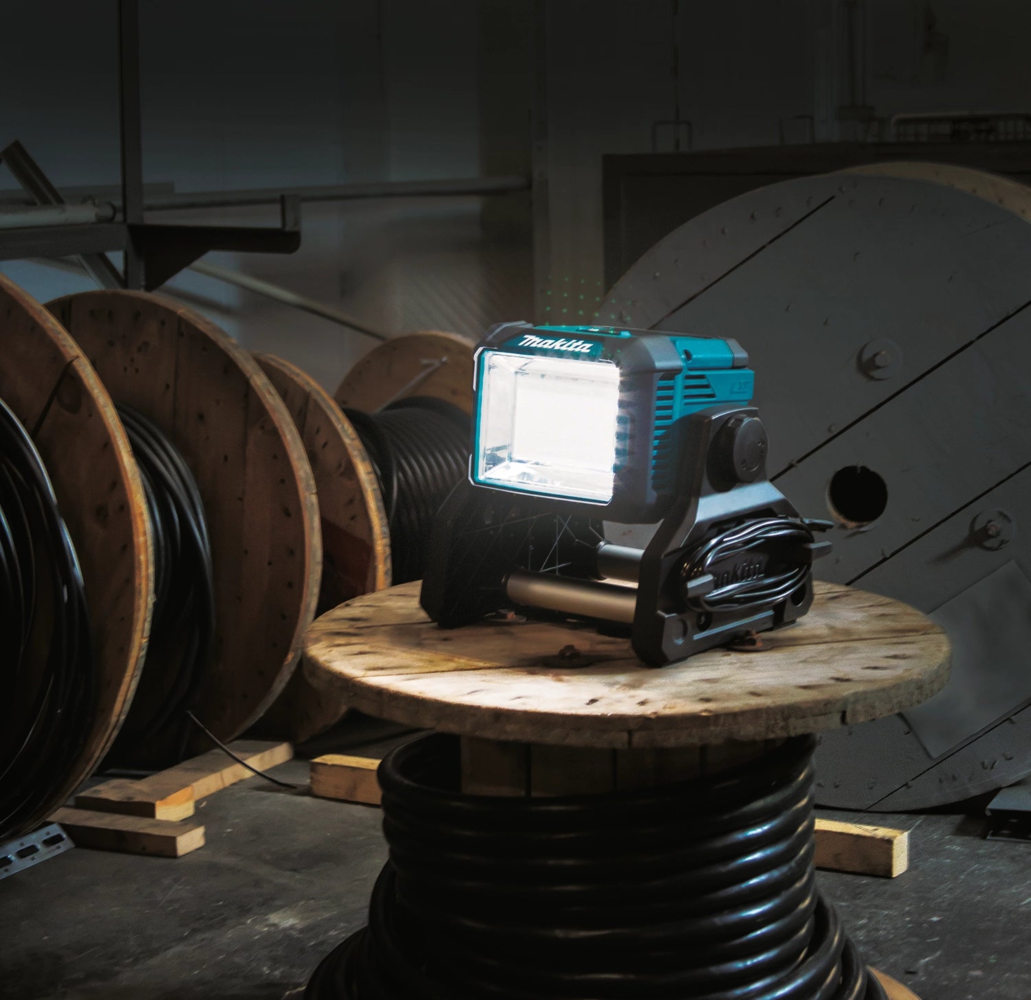 makita dml811 led work light in use on job site illuminating work area
