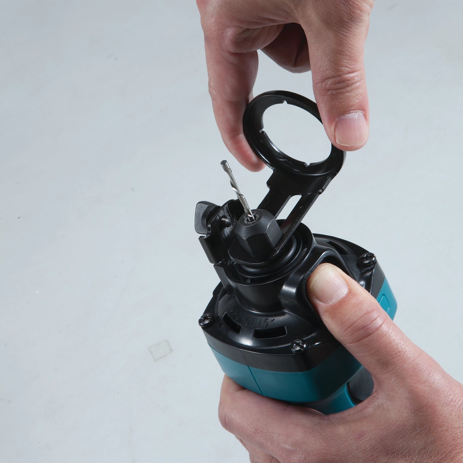 replacing cutting bit on makita 18v lxt cut-out tool using onboard wrench
